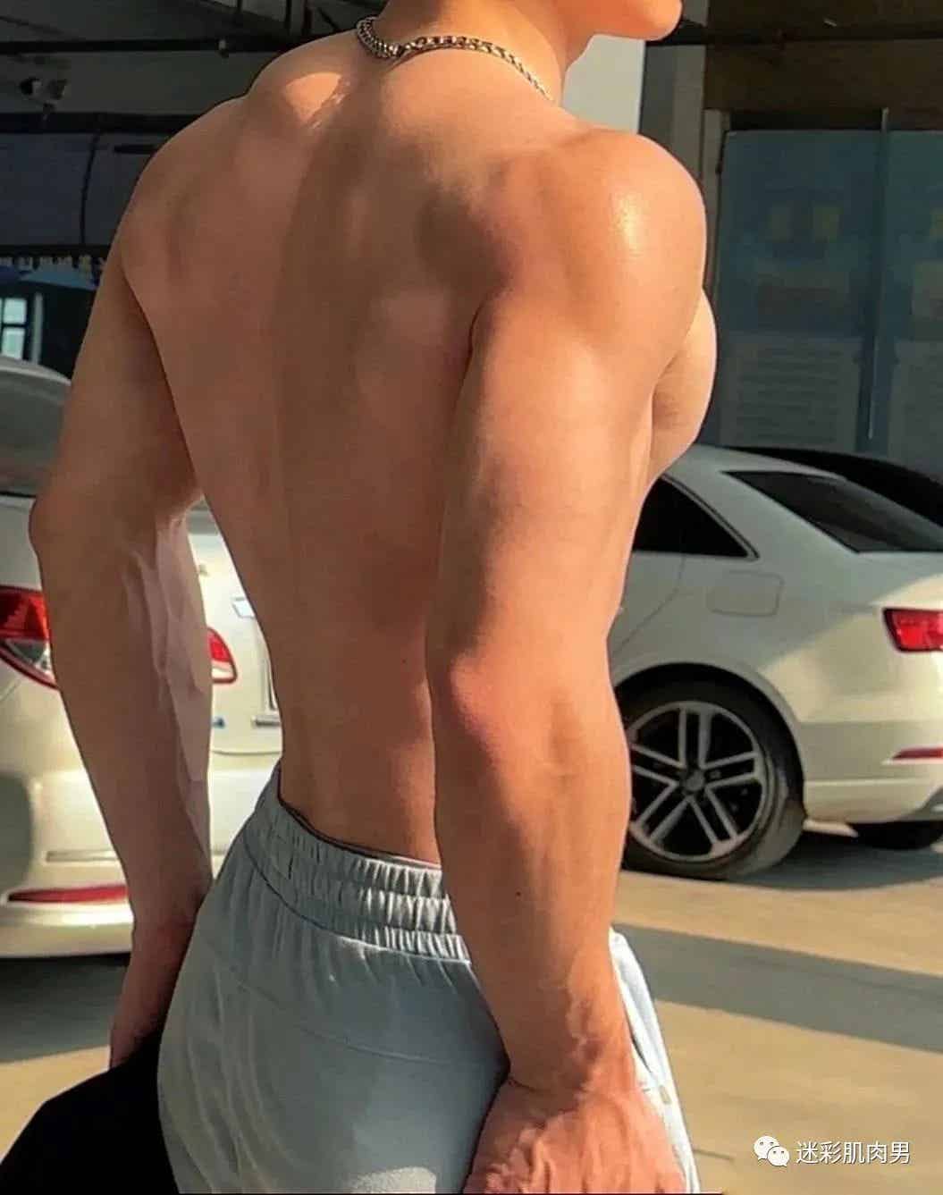 八块腹肌游泳私教，这身材是刻出来的吧？