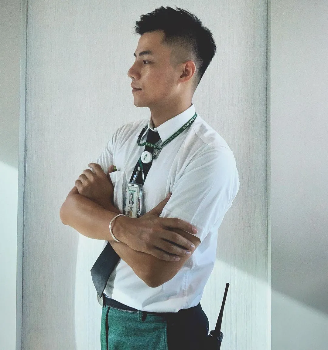 机场地勤制服小哥拍写真你看过吗？，吸引金主啦！