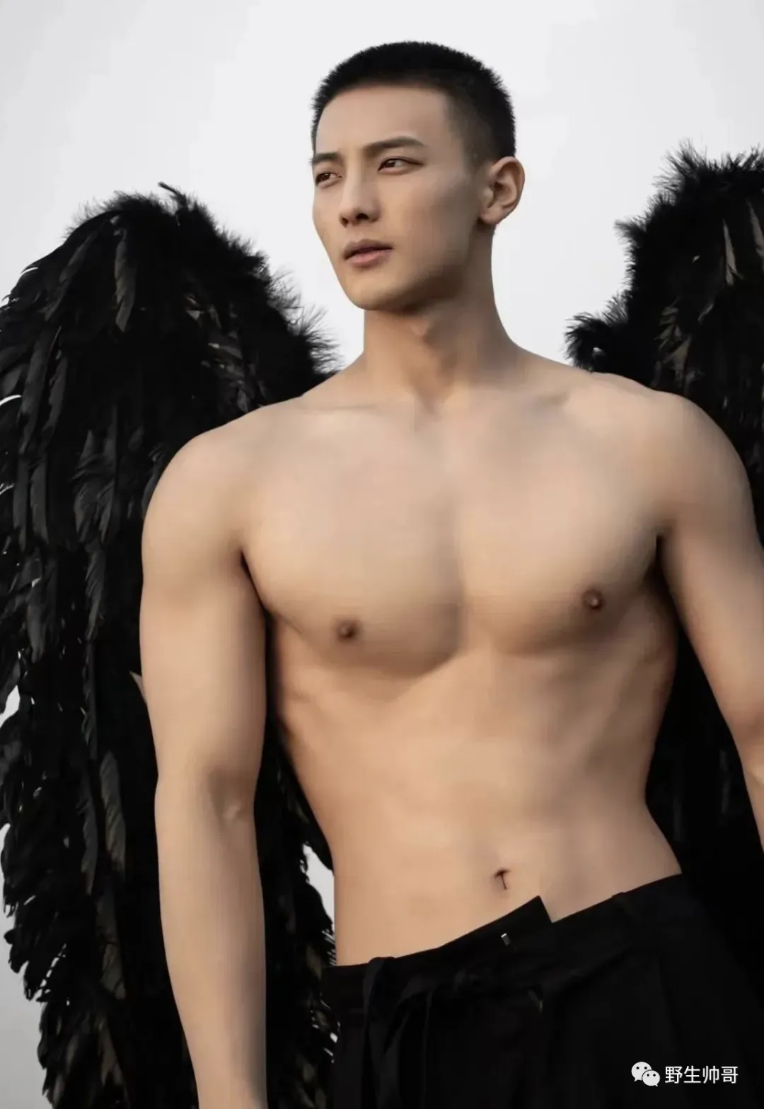 脱衣露腹肌的野生小哥，寸头样子发育太好了！