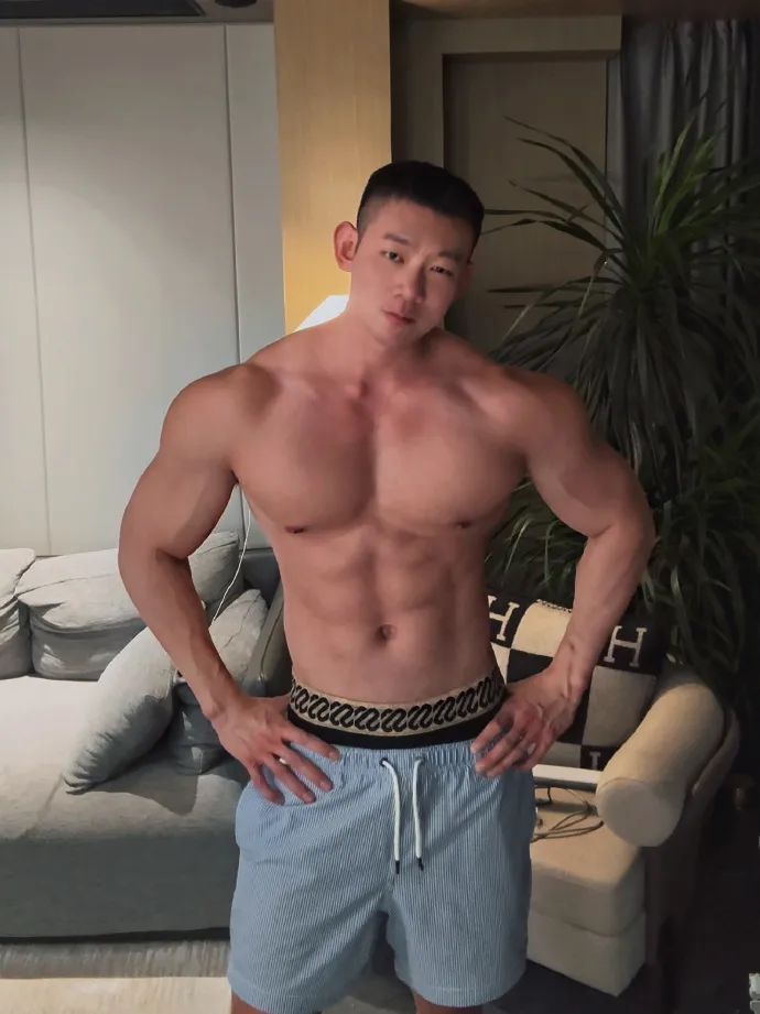 小蓝 X 推上 190cm 肌肉男时尚博主走红！