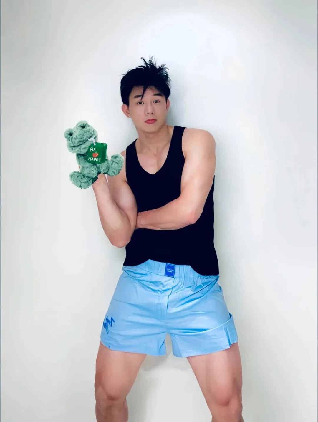 帅到被确诊为 AI，有机腹肌太绝了！