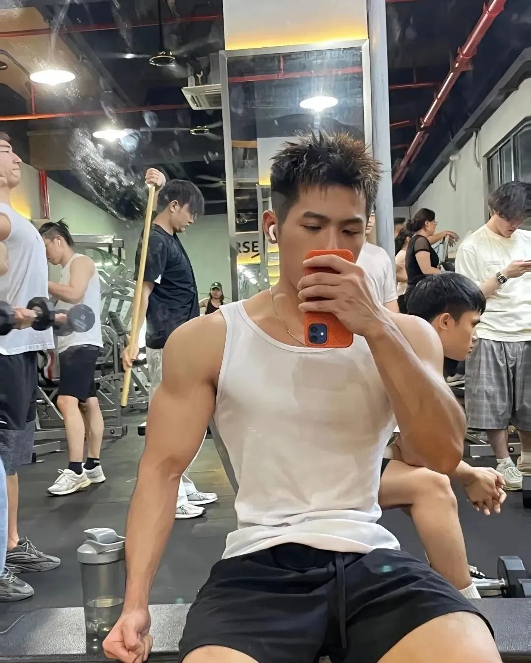00 后运动黑皮肌肉小哥哥男人味十足