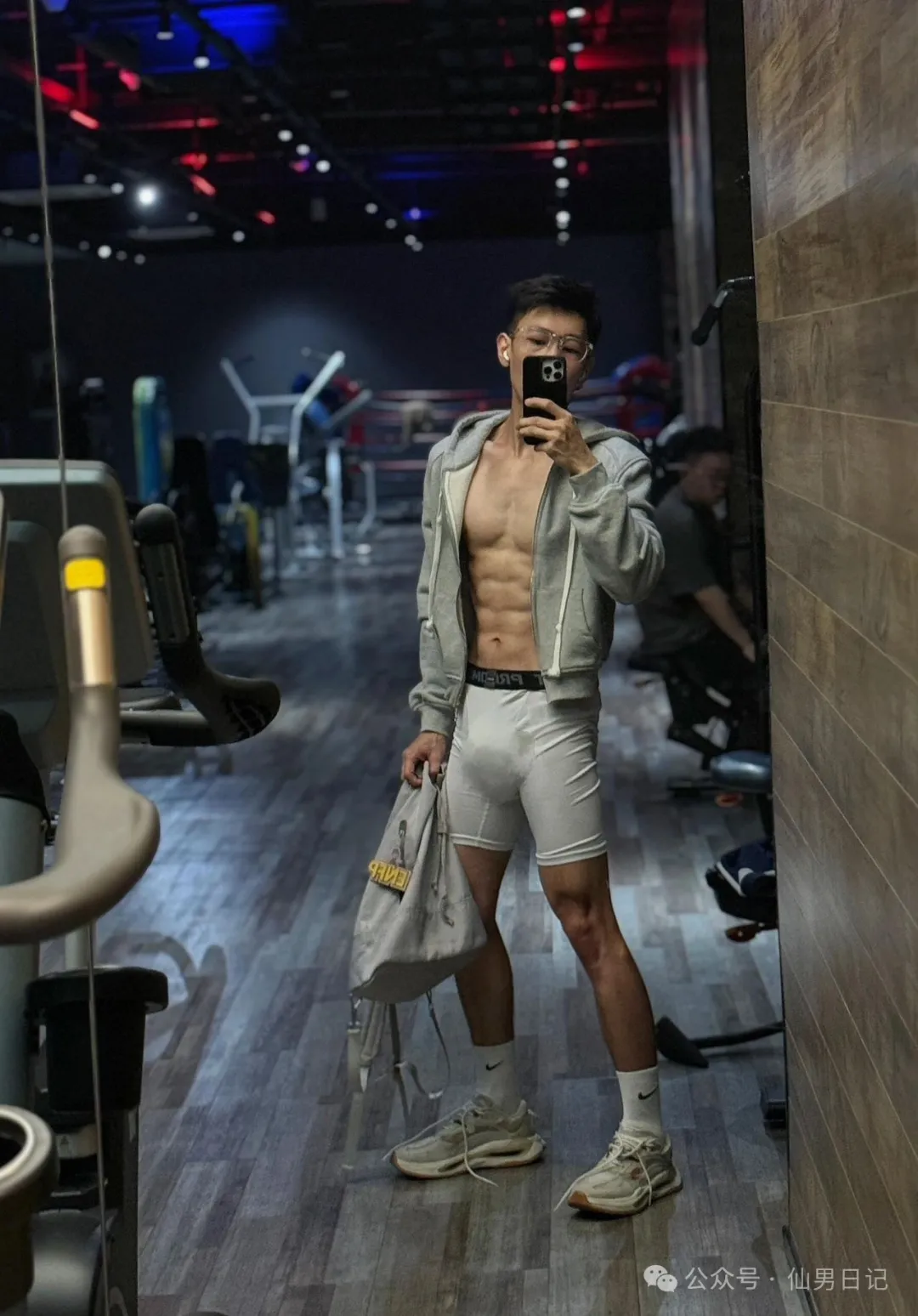 体育生外穿内裤出门！连朋友都问他：拍 GV 挣多少钱……