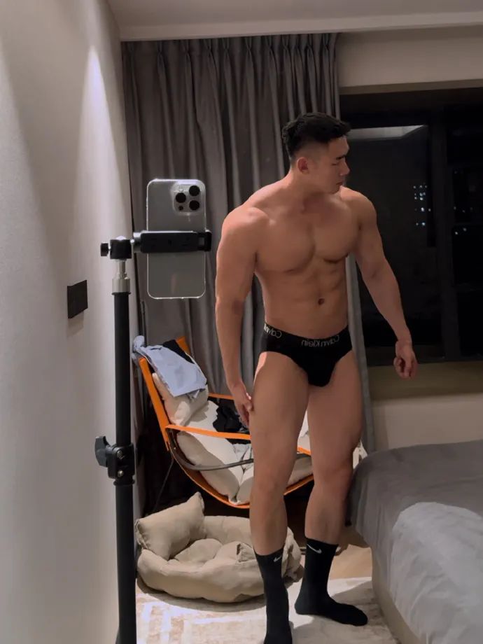 小蓝 X 推上 190cm 肌肉男时尚博主走红！