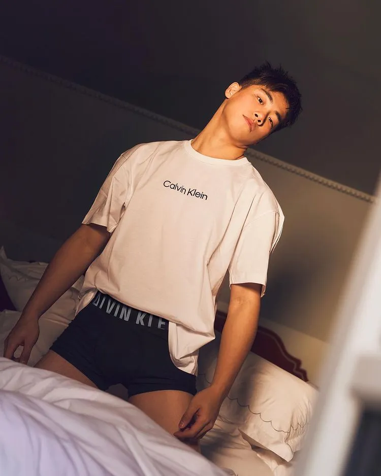 这个穿 CK 爱秀内裤边的男网红，真的好帅啊但歌好难听！