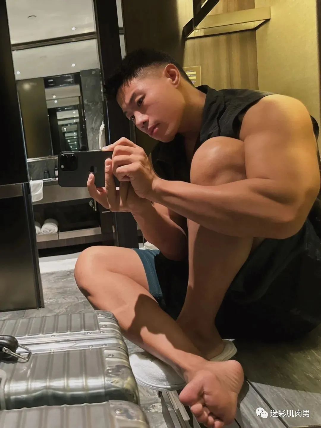 大长腿穿的真短自拍的运动男太帅了，真好看