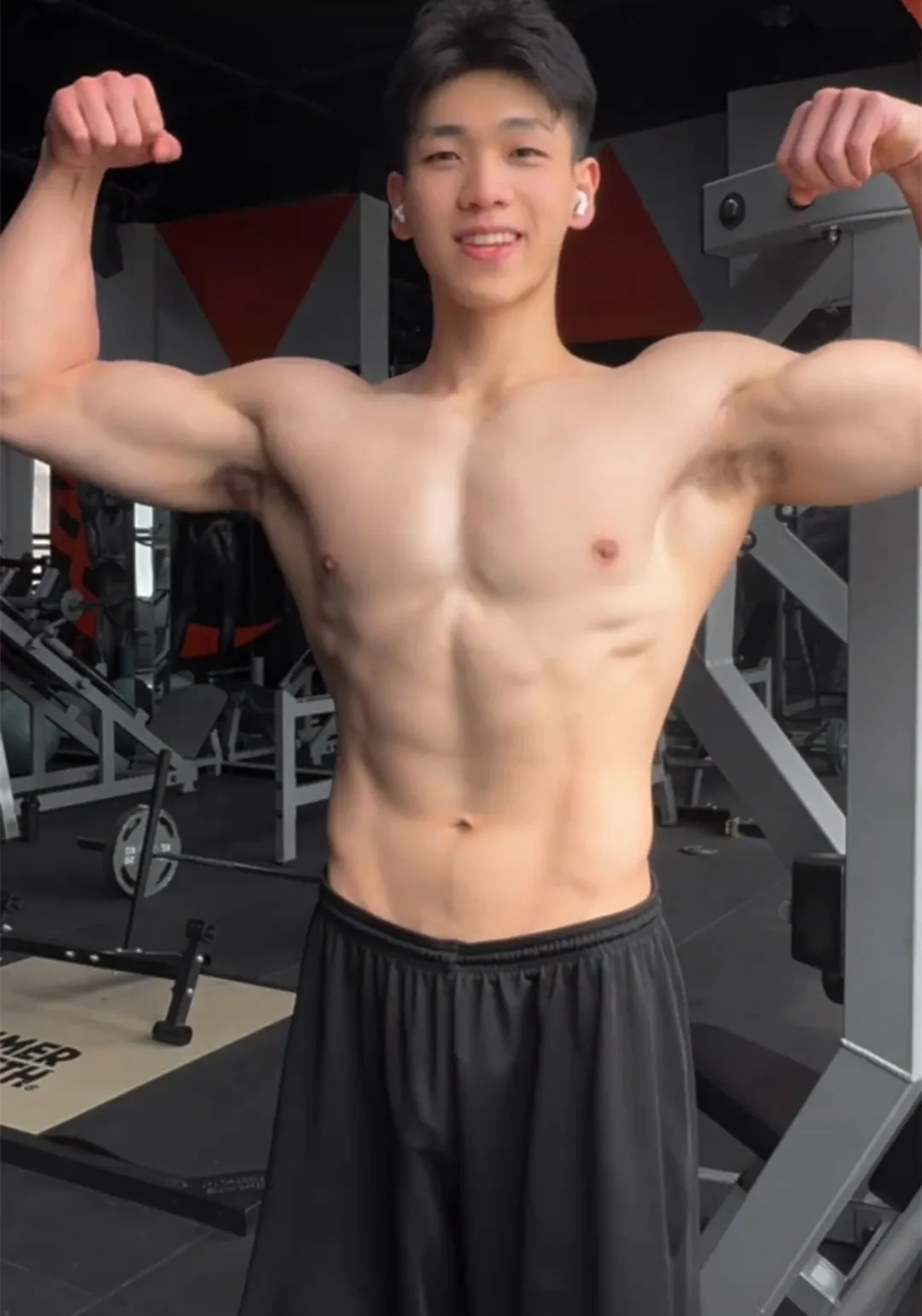中国版“宏翔”，最近这枚肌肉男大超火的！
