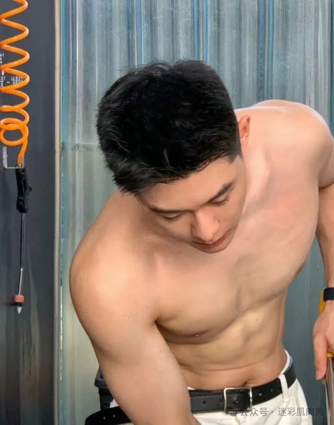 不穿衣服洗车的腹肌男，长的太帅啦！