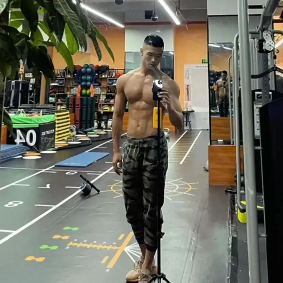 成都 21 的寸头痞子体育生，00 后发育得也太好了！