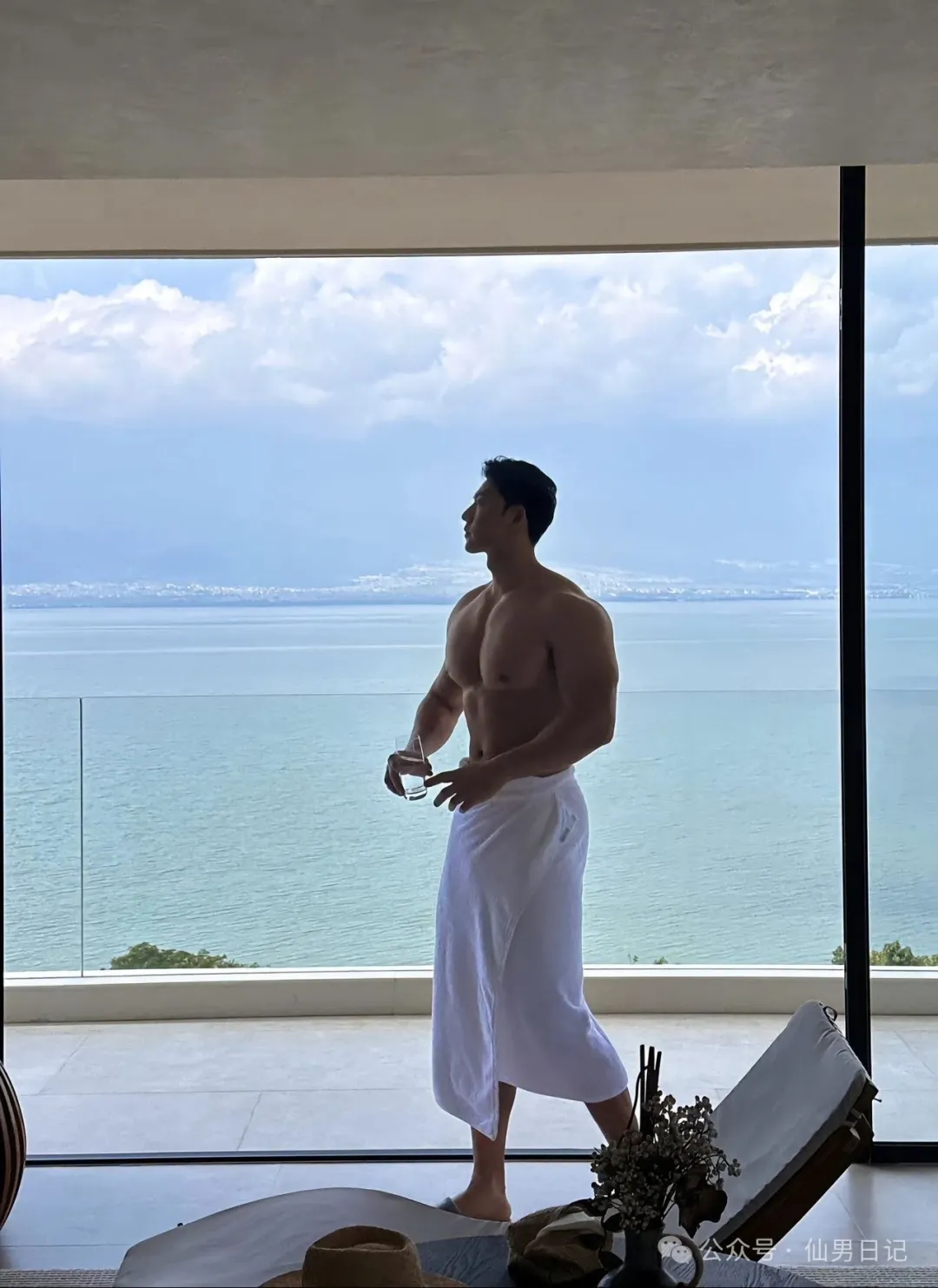 189cm 黑皮男模酒店被偷拍，网友直呼：翘臀大胸肌诶！