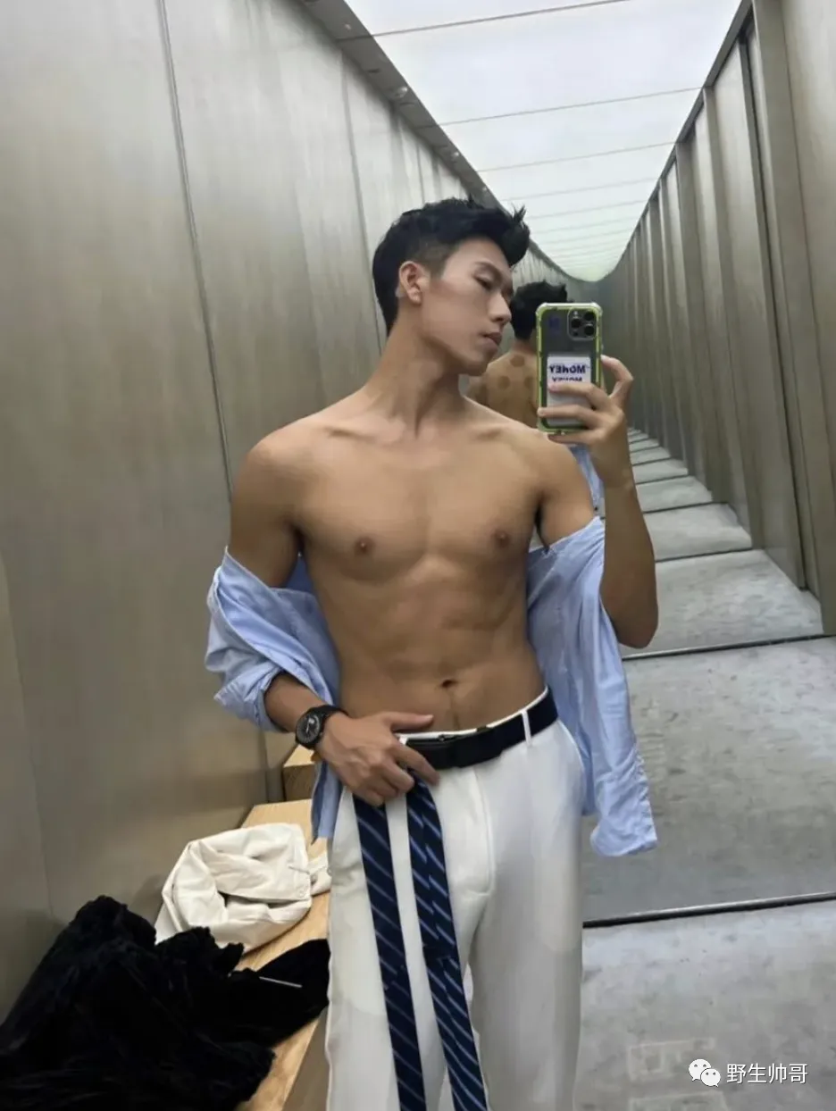 泳池里的长腿野生男穿太紧了，很有实力强大了！！