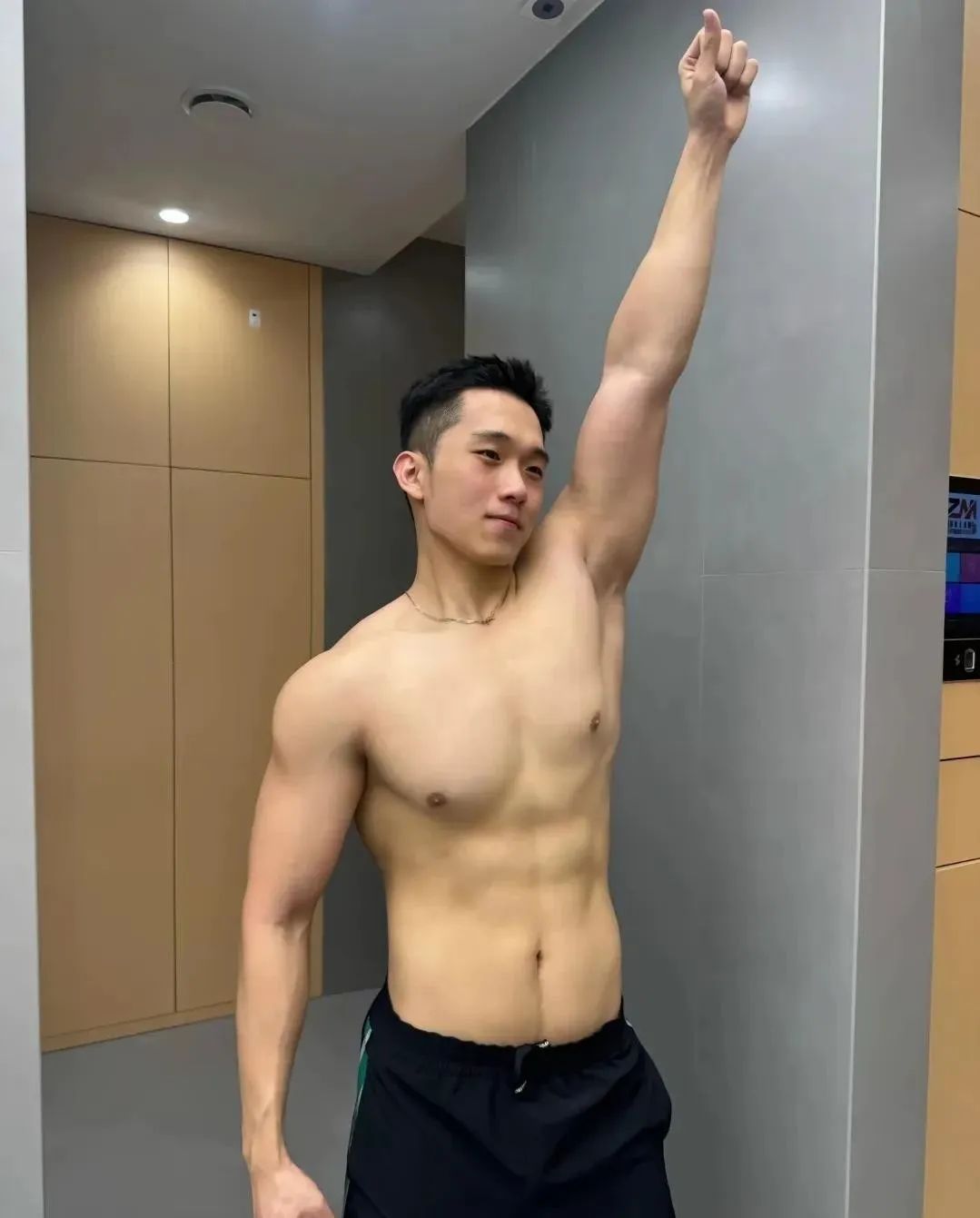 深夜还在工地上搬砖的肌肉小哥哥
