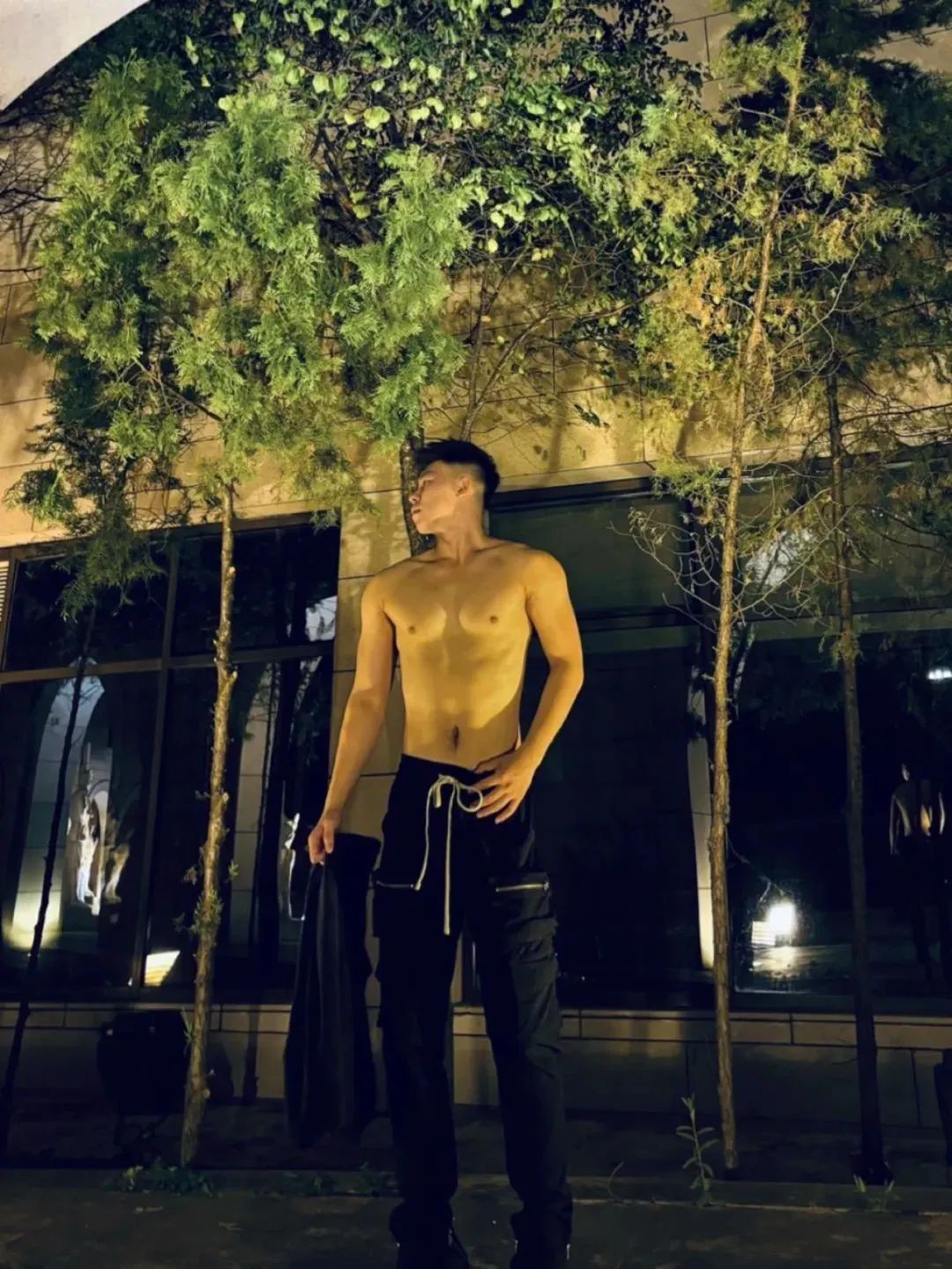 西安交大 20 岁的黑皮体育生，已经有西北汉子的男人味了！