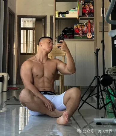 不穿衣服的男司机，你想坐他副驾吗?
