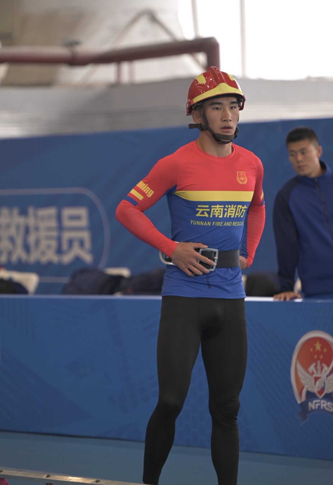 河南消防员小哥穿紧身裤比赛，实力强大不让人失望！
