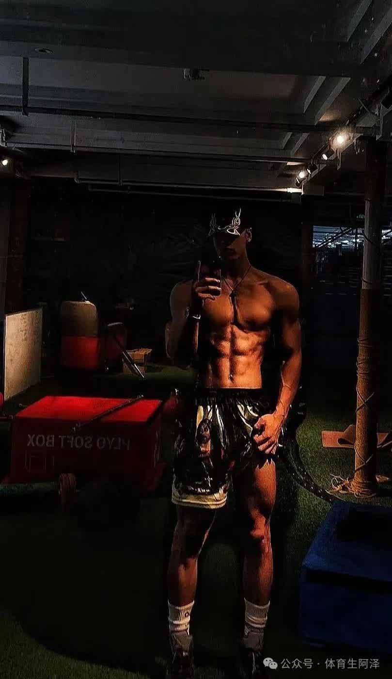 身高两米男大 cos 大蛇丸，古铜色肌肤，令人着迷......