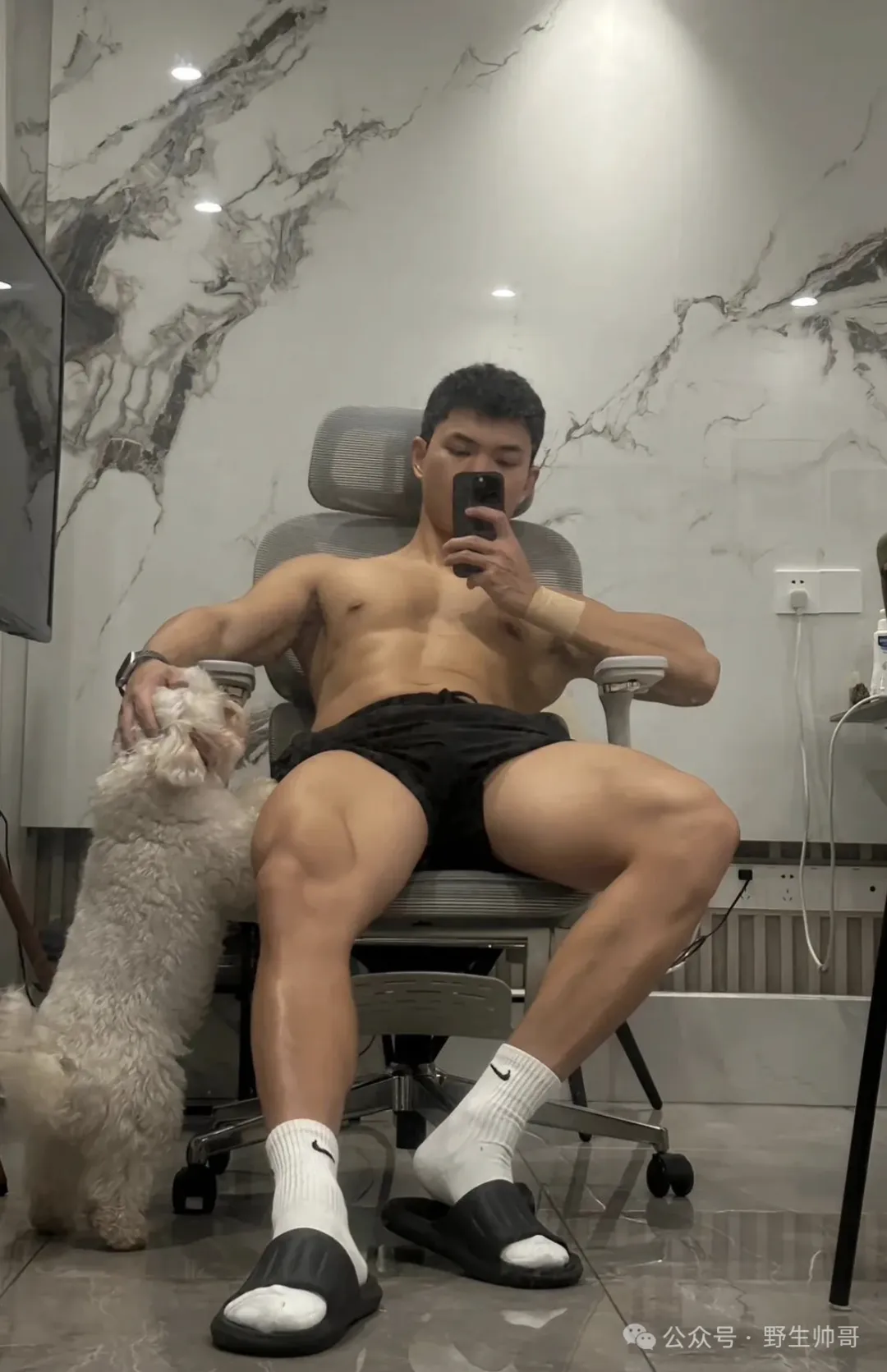 河南小伙穿白袜短裤太性感了！大长腿真好看呀！！