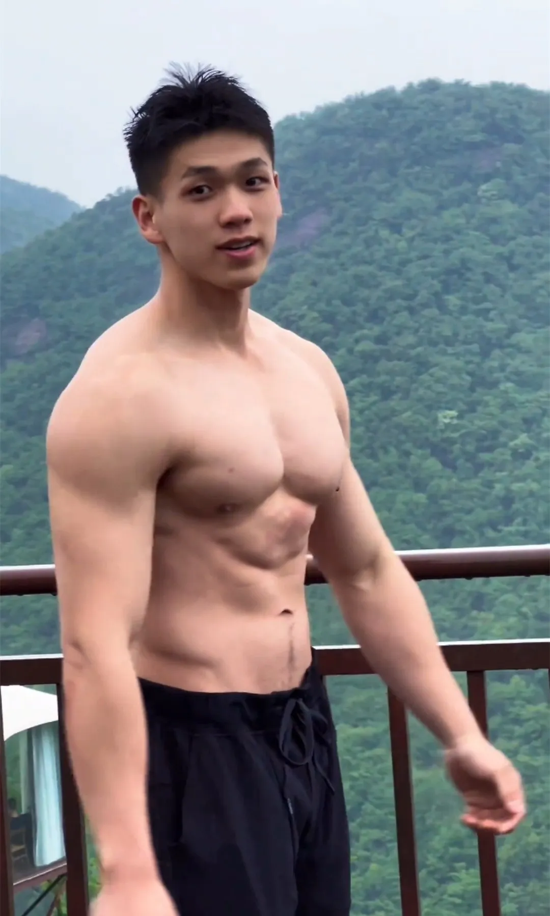 中国版“宏翔”，最近这枚肌肉男大超火的！