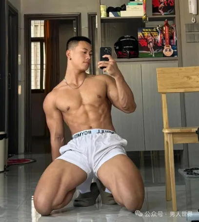 不穿衣服的男司机，你想坐他副驾吗?