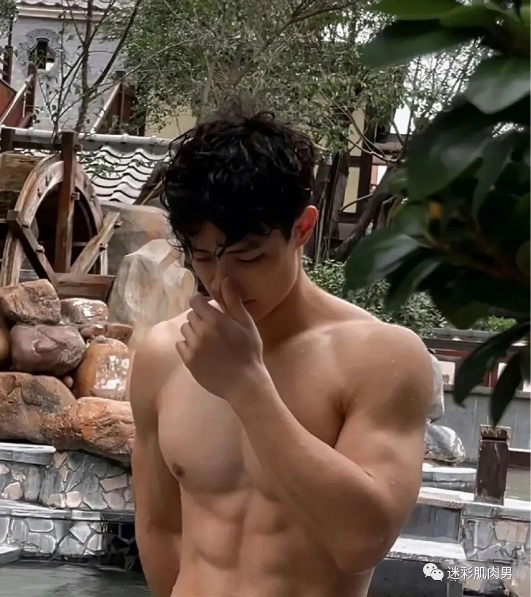 八块腹肌游泳私教，这身材是刻出来的吧？