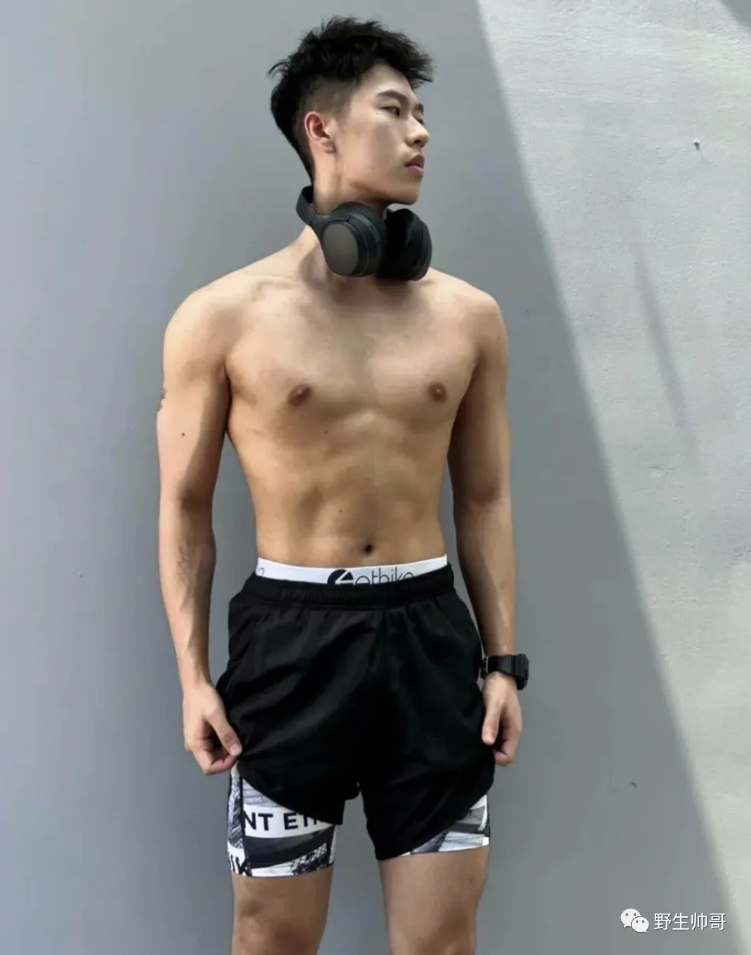 泳池里的长腿野生男穿太紧了，很有实力强大了！！