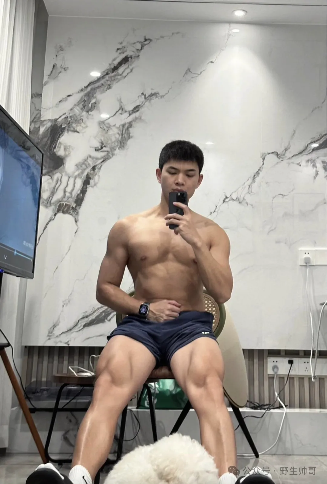 河南小伙穿白袜短裤太性感了！大长腿真好看呀！！