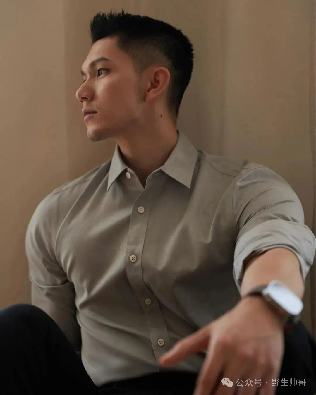 马老师硬控大长腿穿白内裤太好看了，挡不住啦！