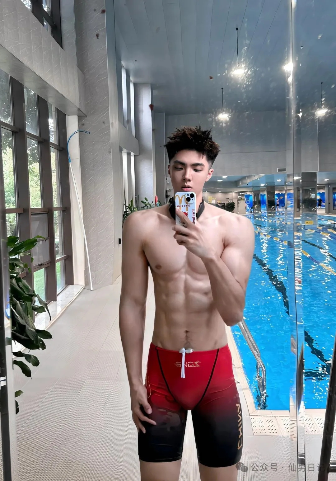 190cm 体育生男大宿舍自拍！网友直言：看着不直……