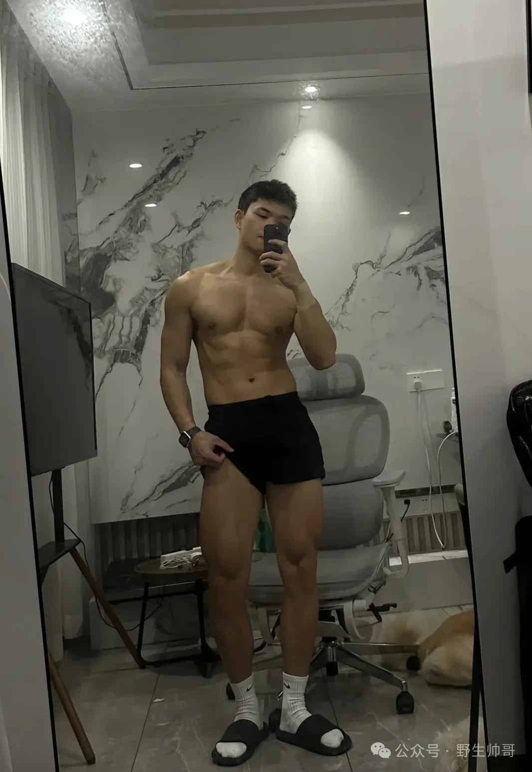 河南小伙穿白袜短裤太性感了！大长腿真好看呀！！