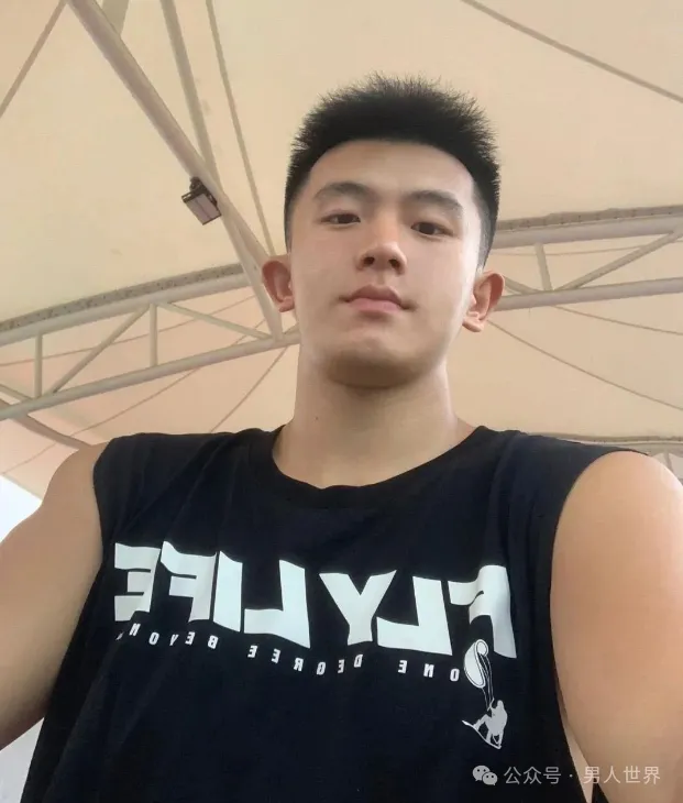 大弟弟！体育生，谁能拒绝这样的诱惑！
