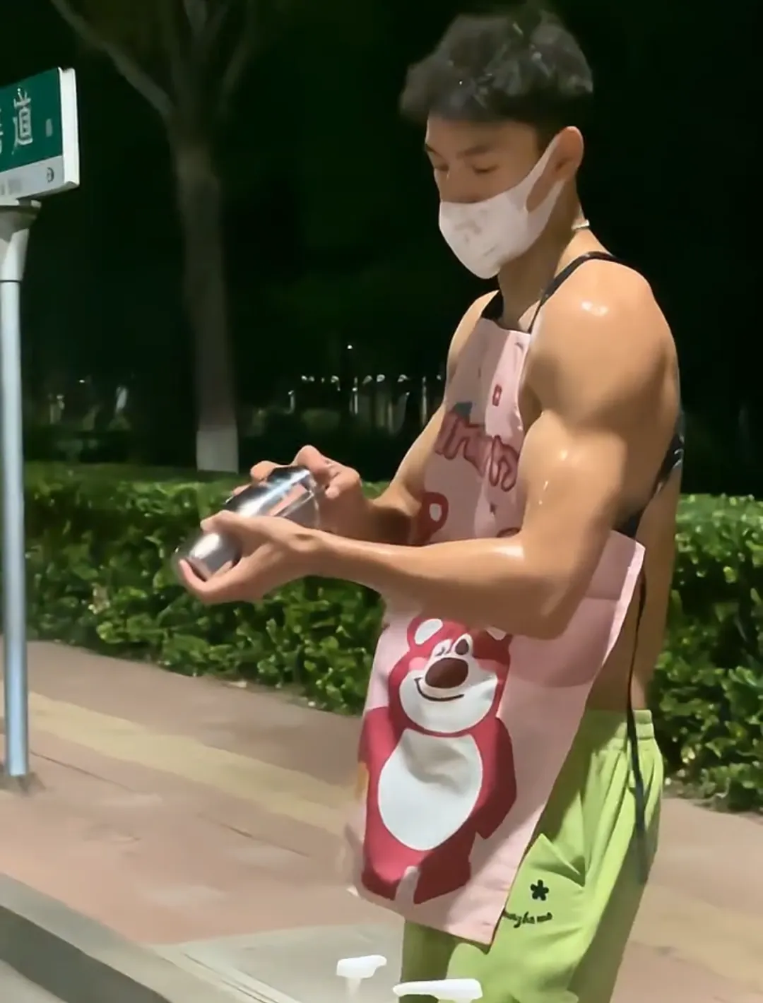 蔡依林演唱会卖柠檬茶的肌肉男火了！这手打频率太猛了！