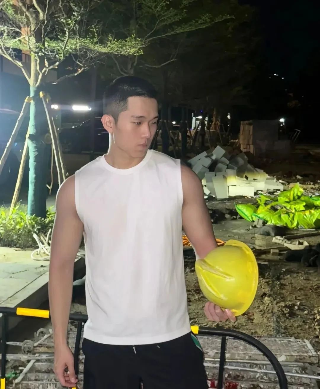 深夜还在工地上搬砖的肌肉小哥哥