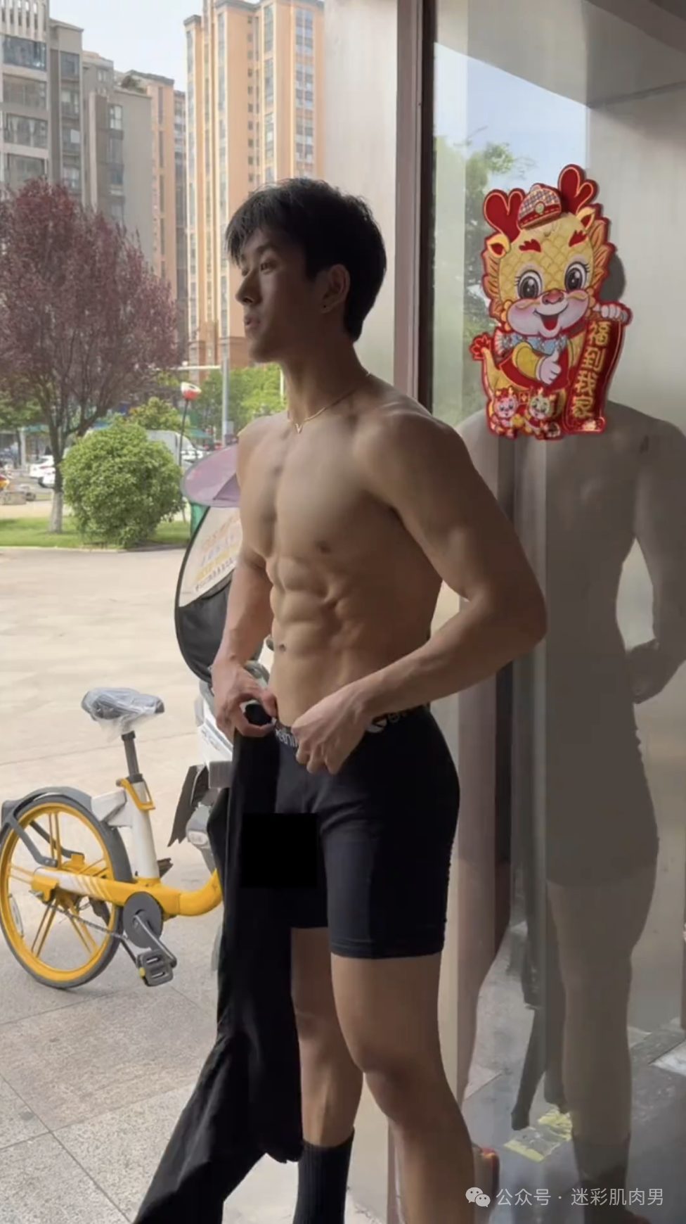 188CM 体育生街上穿紧身裤光膀子，长得有点好看！