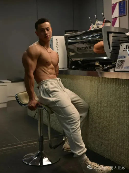 不穿衣服的男司机，你想坐他副驾吗?