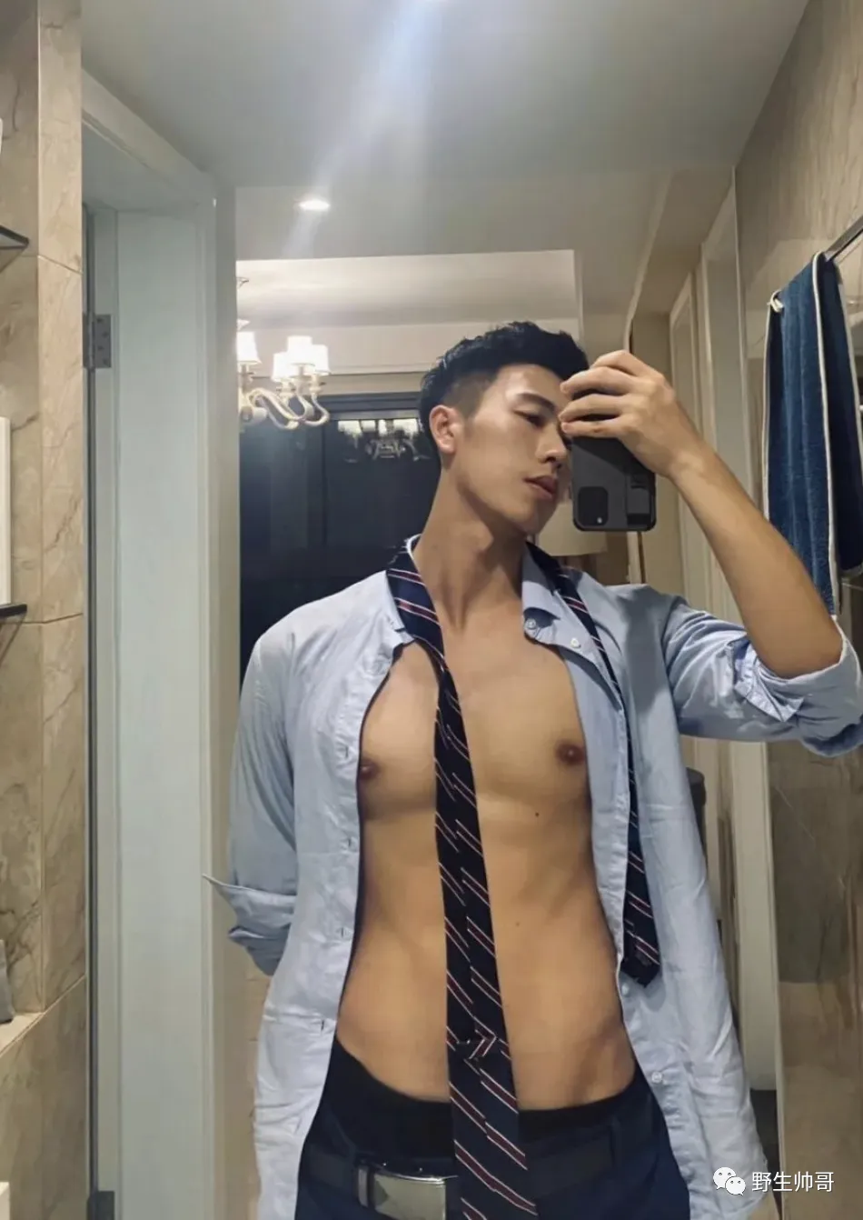 泳池里的长腿野生男穿太紧了，很有实力强大了！！