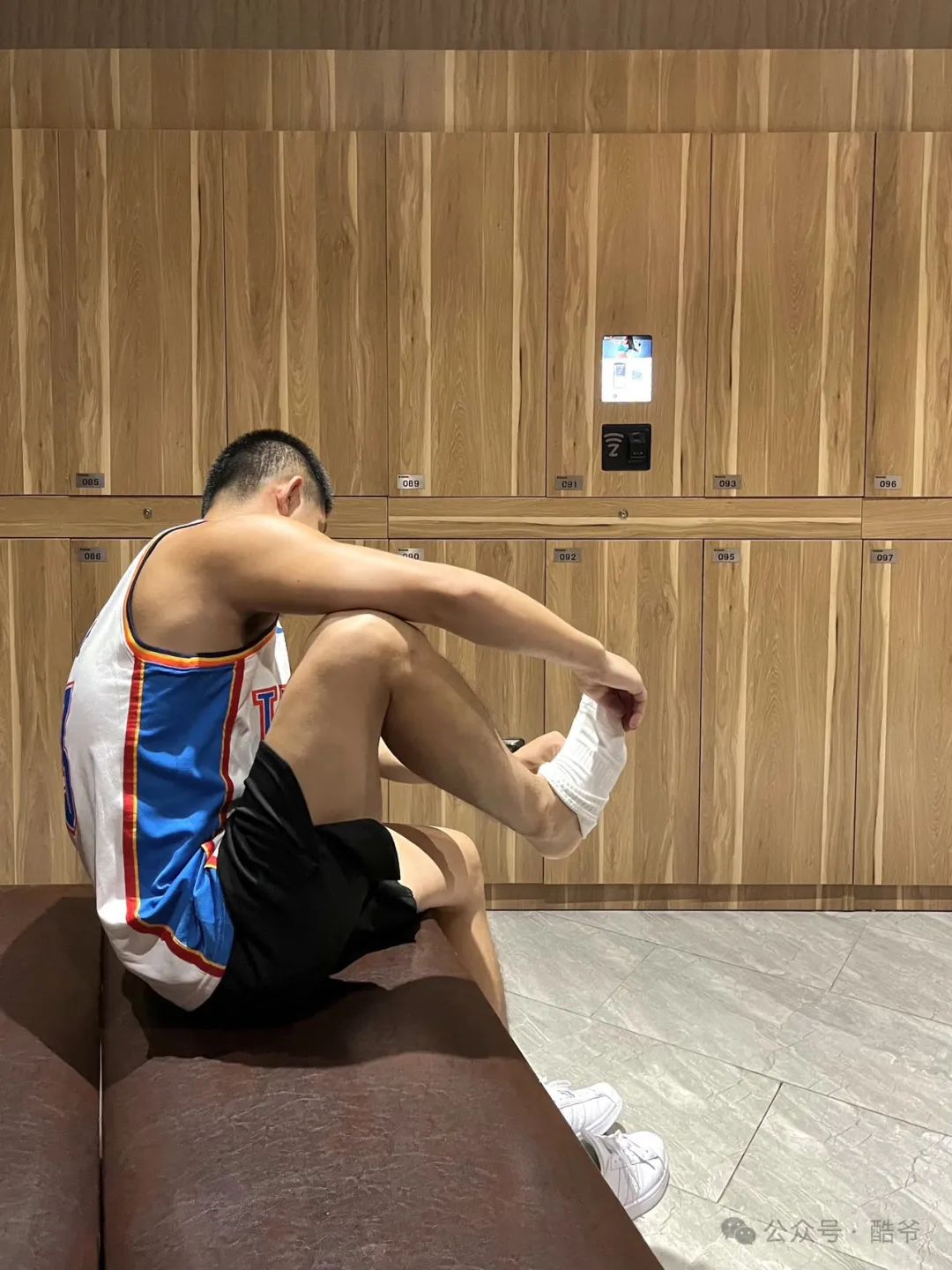 我在体育生大牛的宿舍