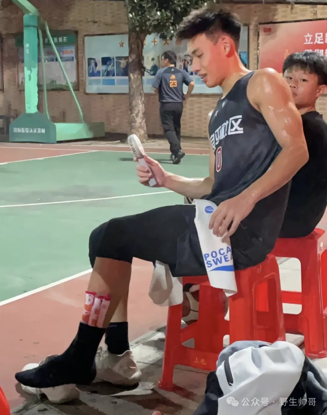 188CM 黑皮运动男大汗淋漓样子太爱了，长腿好强呀