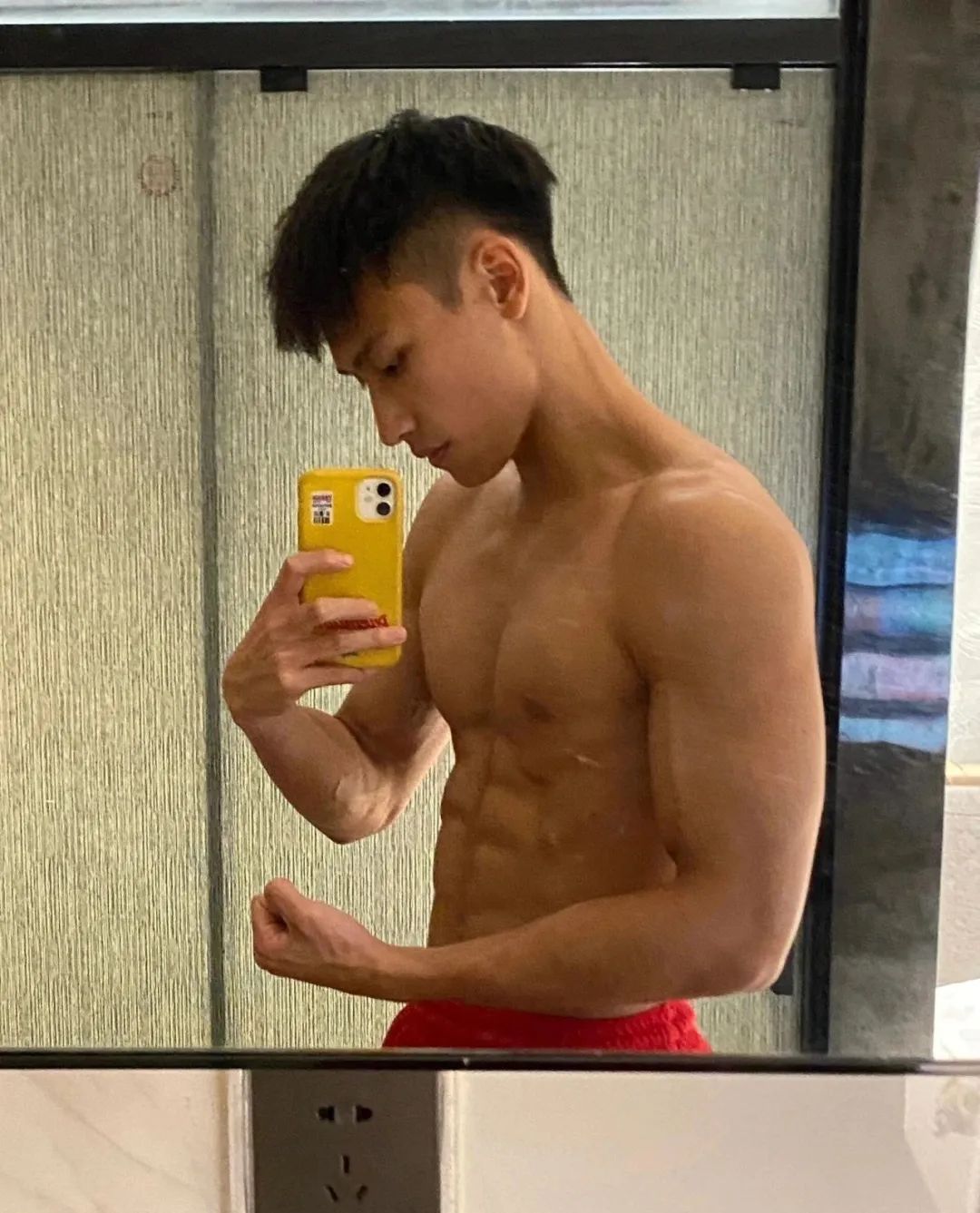 178cm 男大黑皮体育生校草八块腹肌太香了！
