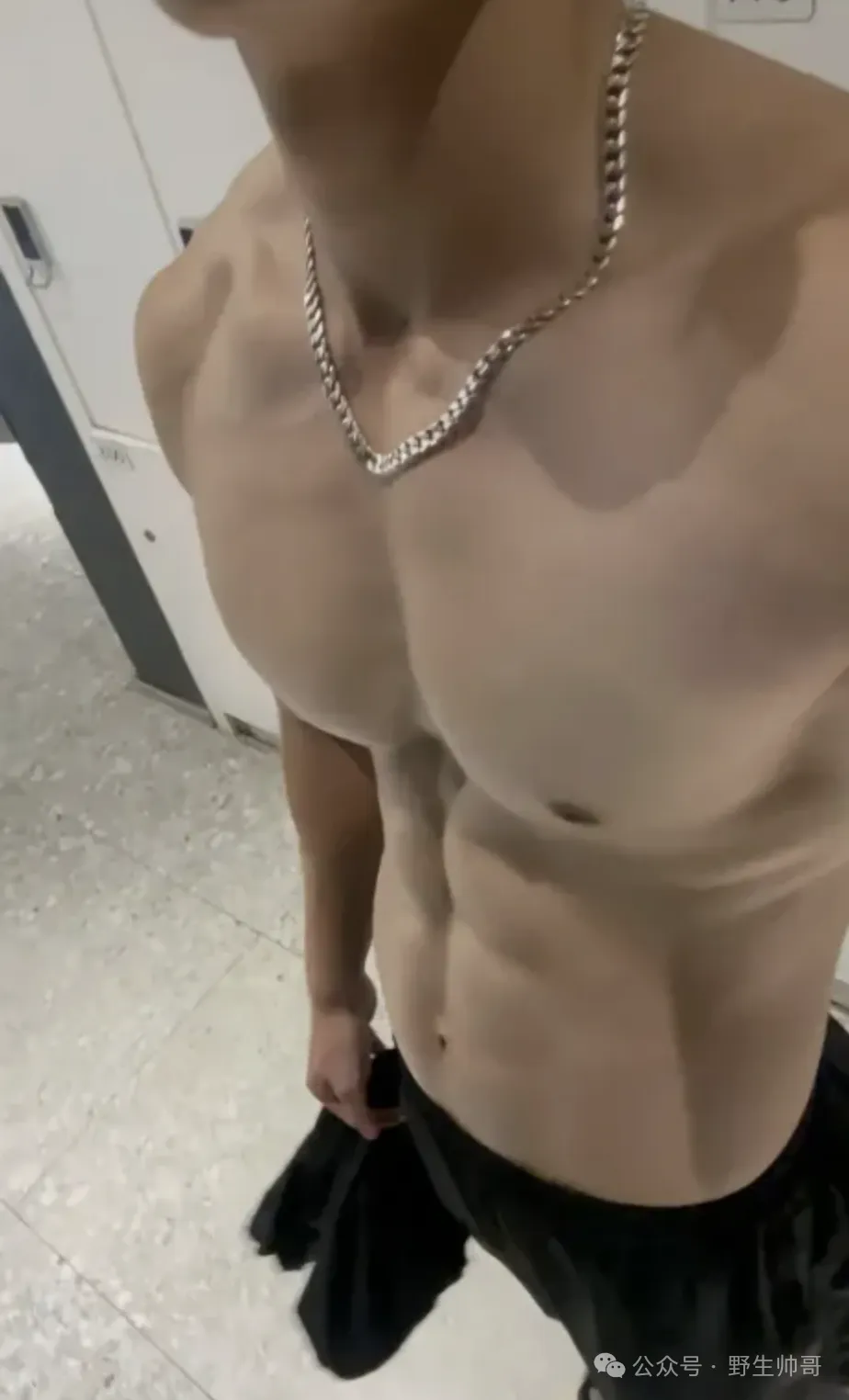 健身房脱衣锻炼的小伙，这种极品帅哥到底是谁