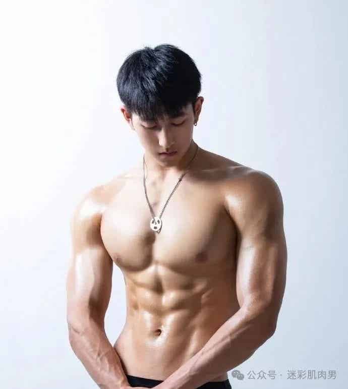 188CM体育生街上穿紧身裤光膀子，长得有点好看！-潮男潮北