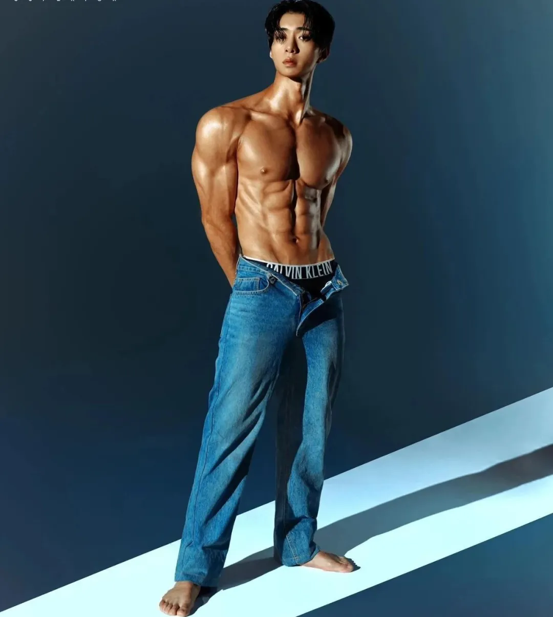 身材比人火的男团成员，眼镜一戴谁也不爱！