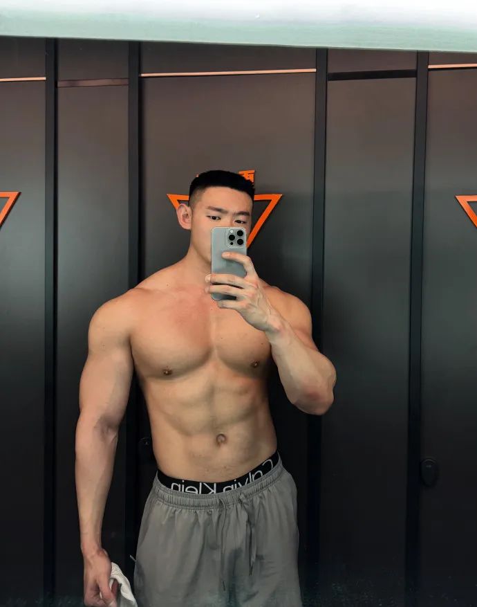 小蓝 X 推上 190cm 肌肉男时尚博主走红！