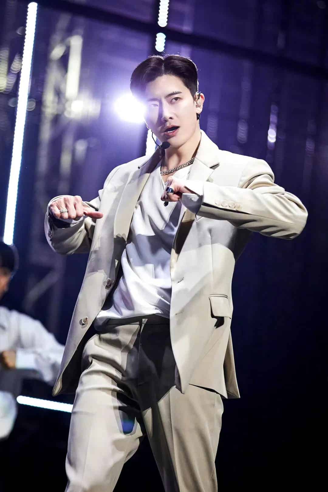 韩国老一代爱豆，年近 40 身材不输健身教练，泳裤贴身照好吸睛！