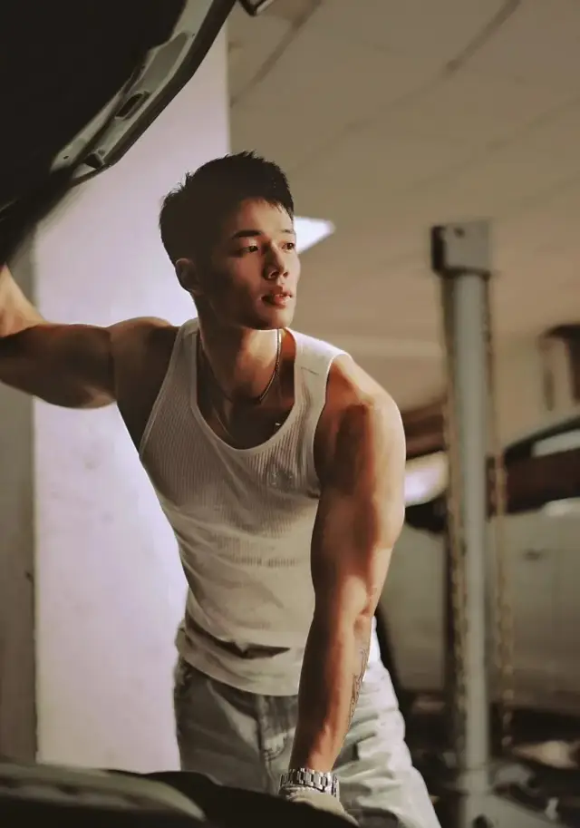 湖南的一名肌肉修车工！