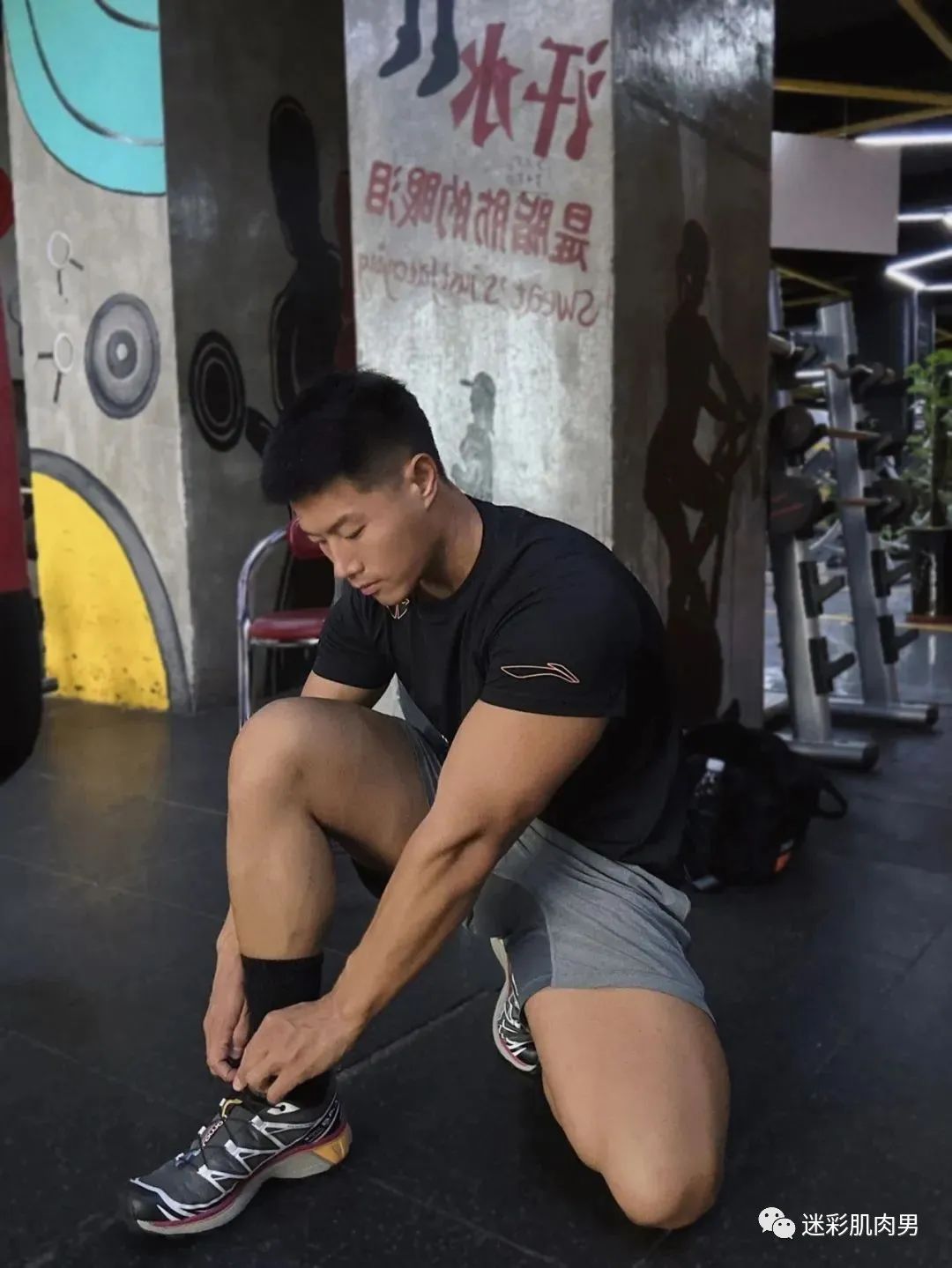 大长腿穿的真短自拍的运动男太帅了，真好看