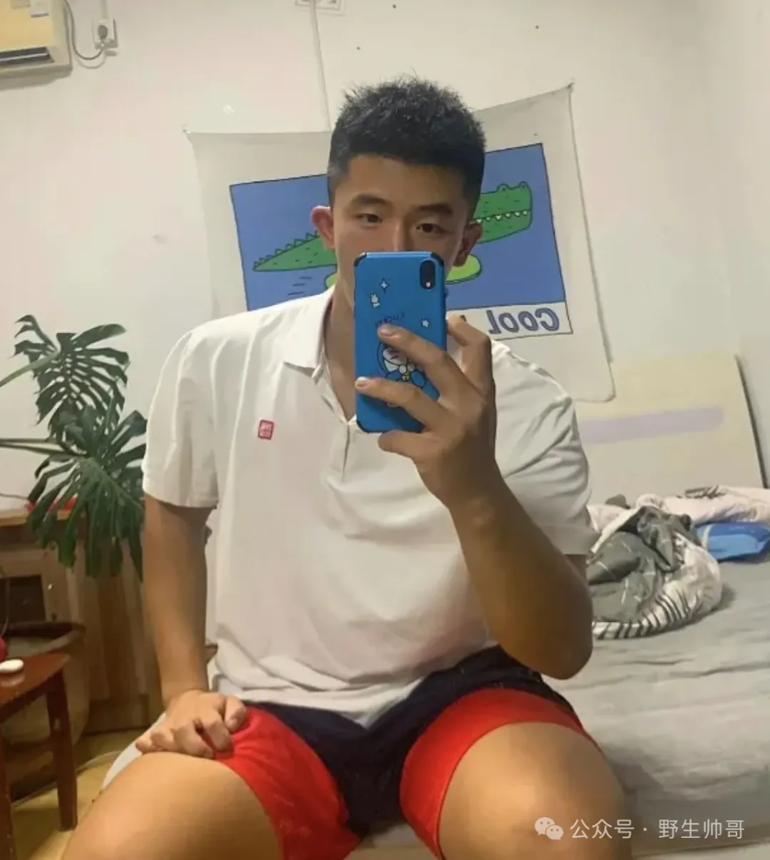 穿粉色短裤的大弟弟体育生被他吸引，谁能拒绝这样！