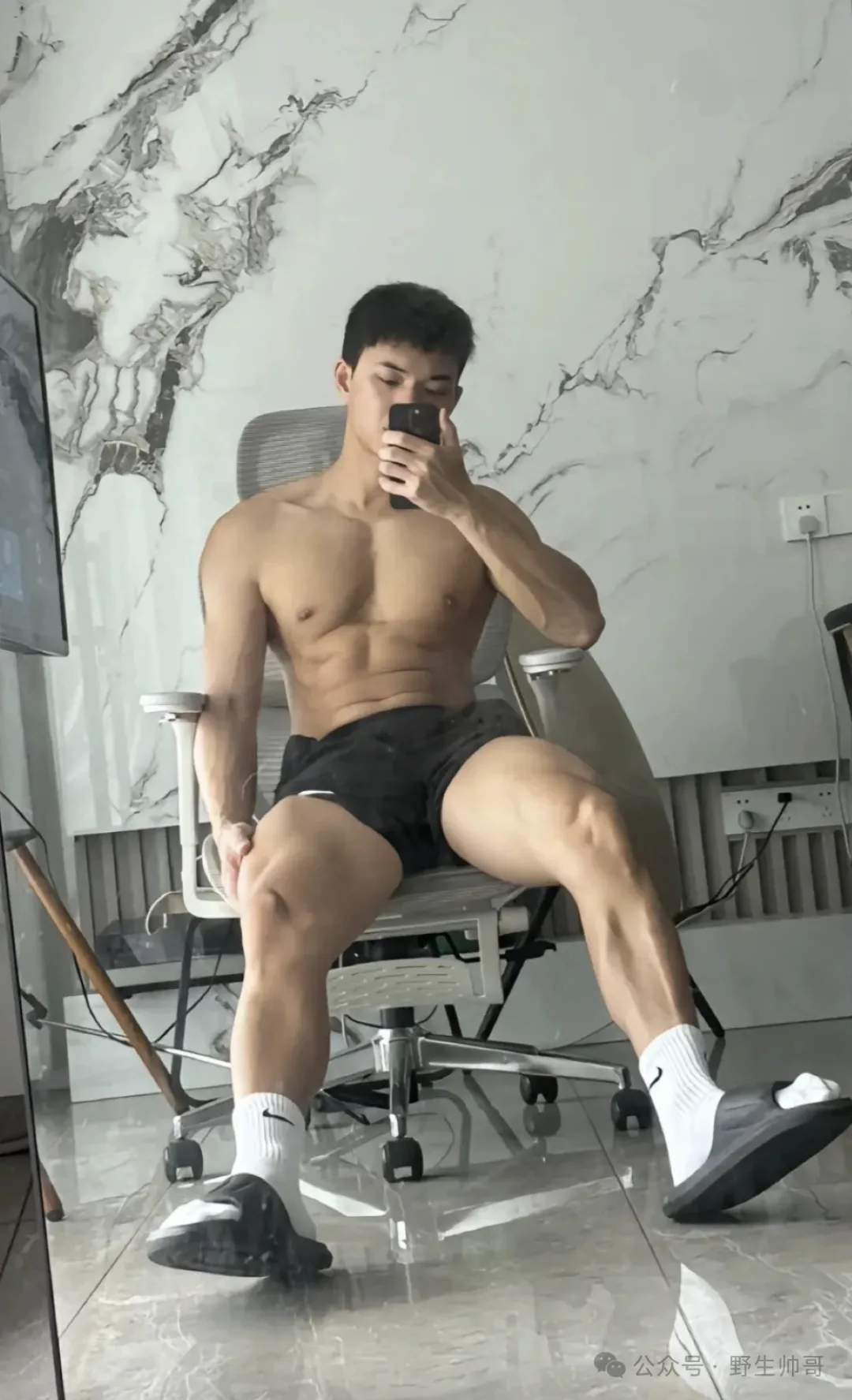 河南小伙穿白袜短裤太性感了！大长腿真好看呀！！