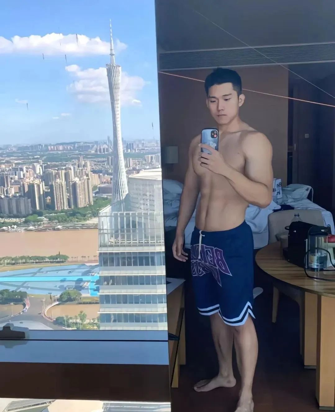 深夜还在工地上搬砖的肌肉小哥哥