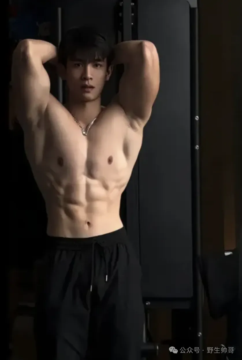 健身房脱衣锻炼的小伙，这种极品帅哥到底是谁