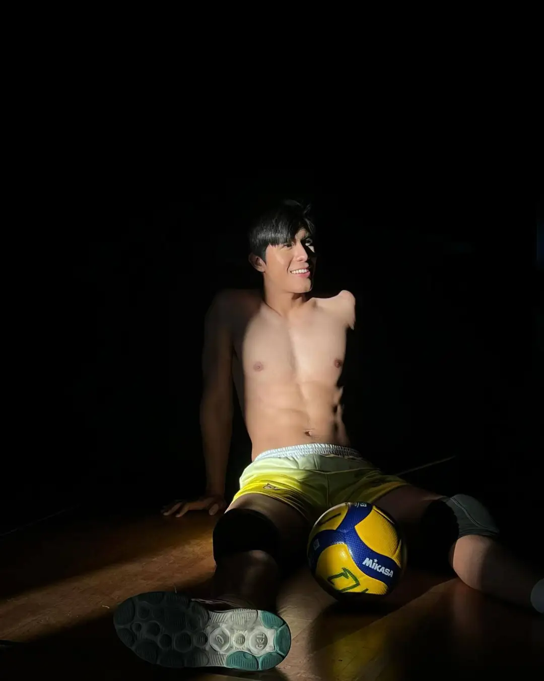 男明星撸铁都这么搞笑吗？腹毛好长好吸睛~